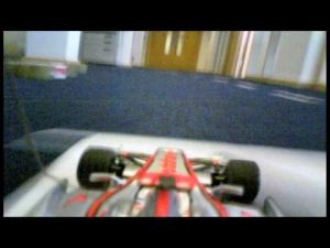 Hamilton y el McLaren MP4/24 teledirigido