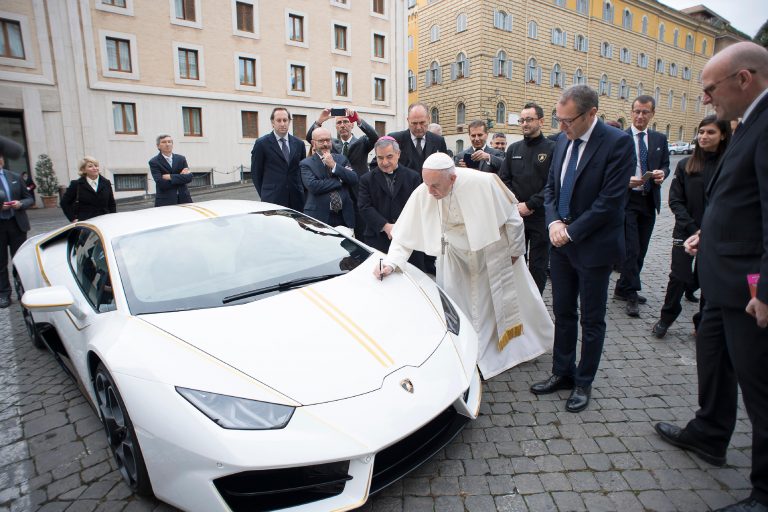 ¿Quien se ha gastado 715.000 euros en el Lamborghini Huracan del Papa? Una empresa de Murcia