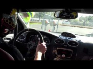 Tanner Foust pasea el Ford Focus RS500 por el circuito de Nürburgring