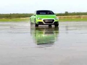 Volkswagen IROC jugando en suelo mojado