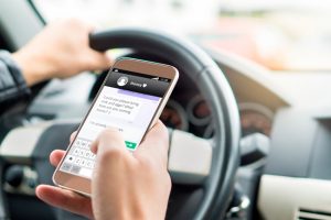 Sanciones más duras por usar el móvil al volante, alcohol y drogas: Los cambios que quiere hacer la DGT