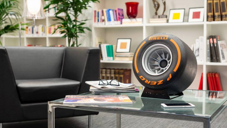 Esta rueda de F1 es en realidad un altavoz Bluetooth de Pirelli Design