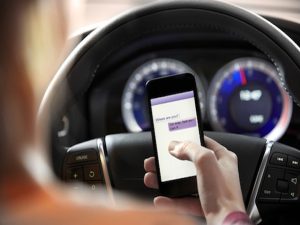 La DGT podría no quitar puntos por el uso del móvil en semáforos o atascos