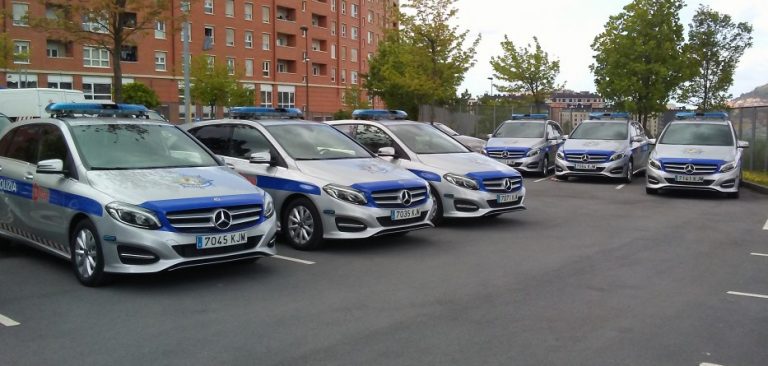 Los policías de Bilbao no tienen espacio suficiente en los nuevos Mercedes