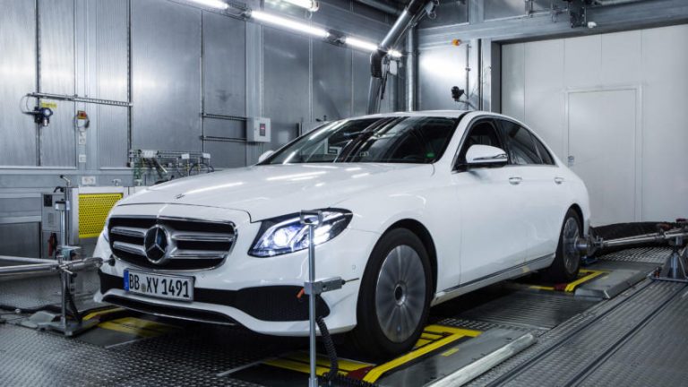 1 millón de Mercedes a revisión por manipular las emisiones de gases contaminantes