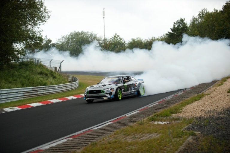 Este Ford Mustang de 900 CV ha completado una vuelta en Nürburgring haciendo drifting