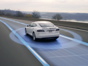 ¿Por qué Tesla ya no promociona en su web la conducción autónoma?
