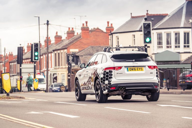Jaguar Land Rover quiere que evites los semáforos en rojo con una tecnología nueva