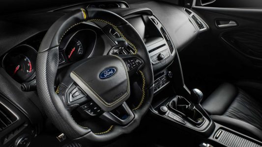 carlex-le-pega-un-repaso-al-interior-del-ford-focus-rs-y-este-es-el-resultado-02
