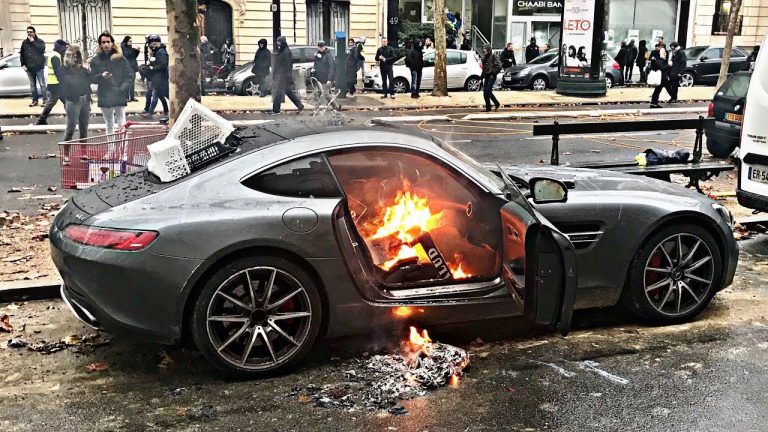 Así es como los ‘chalecos amarillos’ destrozan un Mercedes-AMG GT, Porsche 911 y otros coches de lujo
