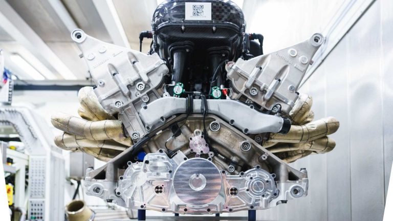 Cada 100.000 kilómetros tendrás que reconstruir el motor del Aston Martin Valkyrie: El doble que el Mercedes-AMG ONE