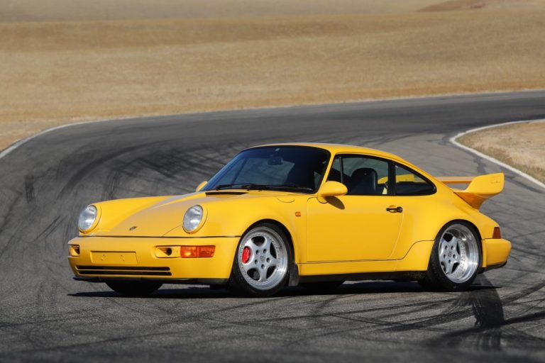 El co-fundador de WhatsApp subastará 10 Porsche de su colección privada