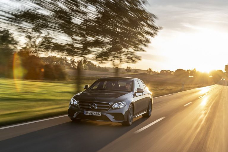 El Mercedes Clase E 300e híbrido enchufable llega a España a partir de 65.750 euros