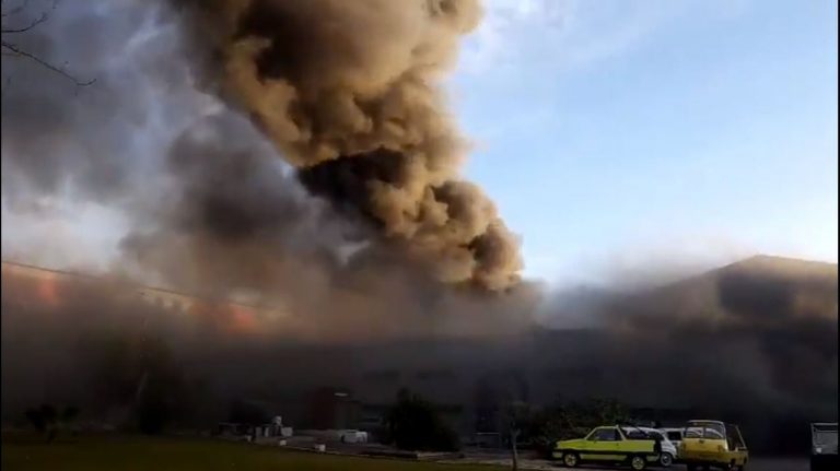Un espectacular incendio en el museo de SEAT de la Zona Franca que se ha saldado sin heridos