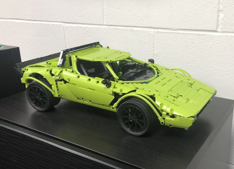 ¿Quieres un Lancia Stratos de LEGO? Si tienes el kit del Porsche 911 GT3 RS, puedes hacerlo