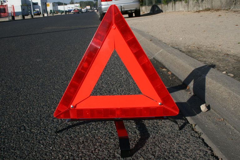 Los triángulos de emergencia podrían pasar a la historia: la DGT quiere que uses señales luminosas