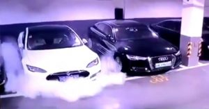 [Vídeo] Un Tesla Model S sufre combustión espontánea en Shanghái: Ya están investigándolo