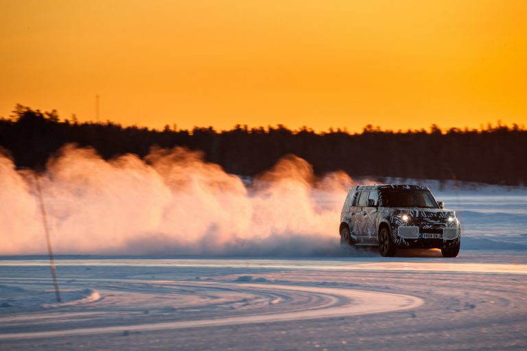 Oficial: Land Rover nos enseña el nuevo Defender en su hábitat natural, lo veremos este año