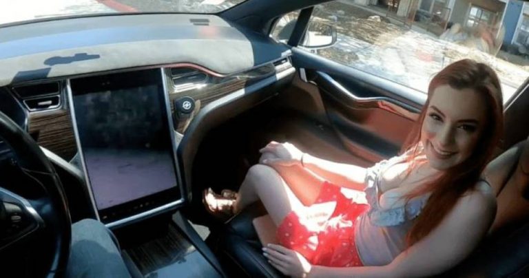 Filman una escena porno en un Tesla con el Autopilot activado… y se vuelve viral