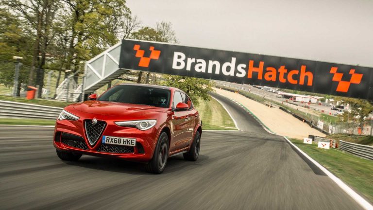 El Alfa Romeo Stelvio establece tres nuevos récords en circuitos británicos