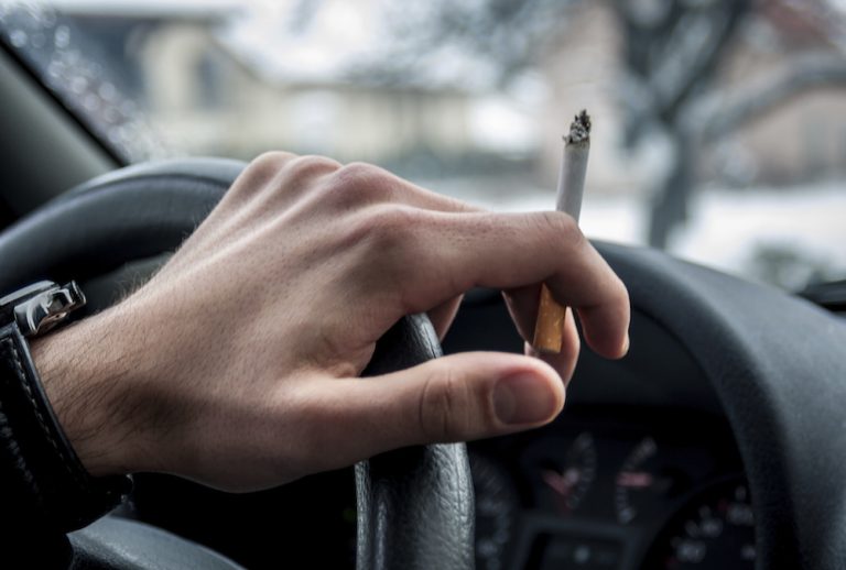 Cataluña prohibirá fumar dentro de los coches y esto podría extenderse al resto del país