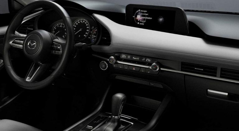 Mazda está eliminando las pantallas táctiles de sus coches para evitar distracciones