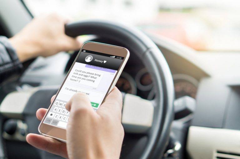 Helicópteros, drones y cámaras vigilarán que no uses el móvil al volante este verano