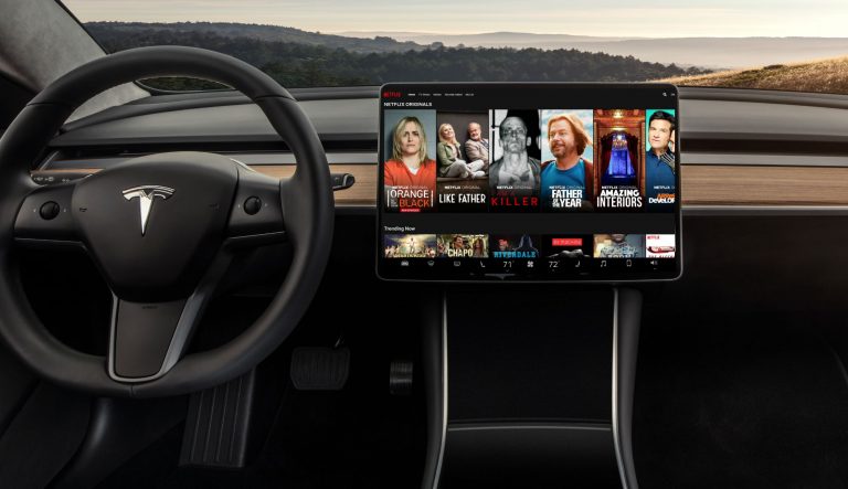 Tesla lanzará YouTube y Netflix en sus coches: ¿Anticipándose al coche autónomo?