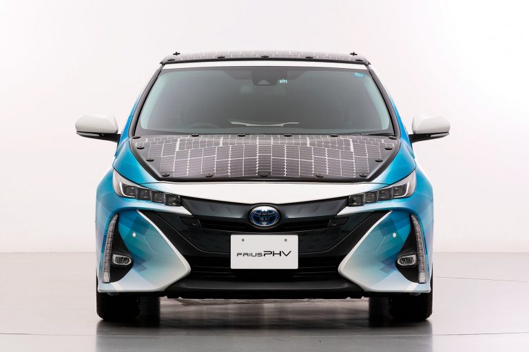 Toyota ha desarrollado un Prius PHEV que recarga las baterías en marcha con paneles solares