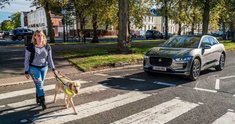 A partir de hoy, los coches híbridos y eléctricos dejarán de ser silenciosos por una nueva normativa europea