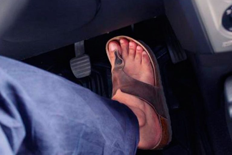 La DGT nos lo vuelve a recordar: Pueden multarte por conducir con chanclas o el codo fuera