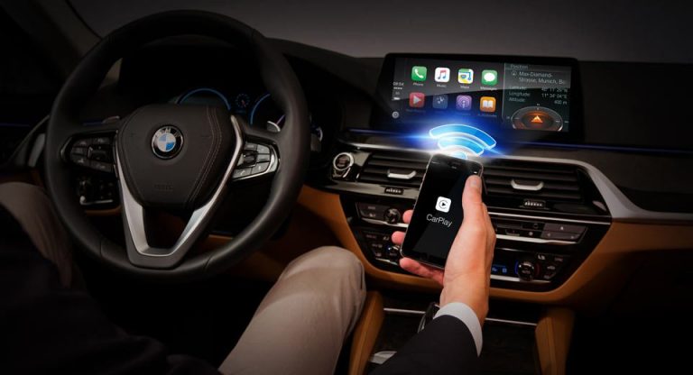 ¿Por qué BMW cobra 110 euros al año por usar CarPlay en sus vehículos y otros fabricantes no?