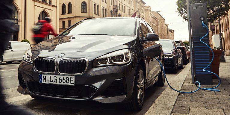 El BMW 225xe Active Tourer también mejora su autonomía: 57 km en modo 100% eléctrico