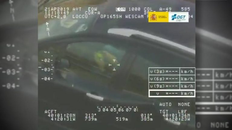 Este conductor iba distraído resolviendo un cubo de Rubik y ha sido cazado por el helicóptero Pegasus
