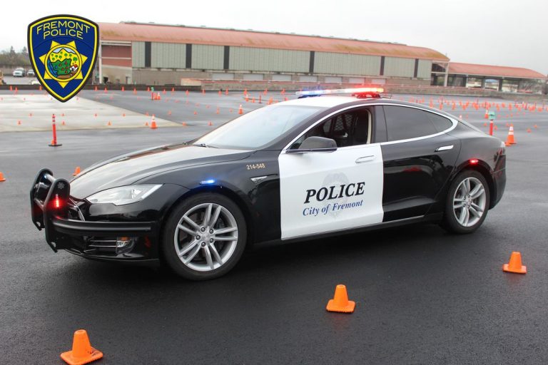 Un Tesla de la Policia se queda sin batería… y permite huir al sospechoso durante la persecución