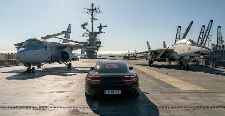 Vídeo: Así acelera y frena el Porsche Taycan en un portaaviones