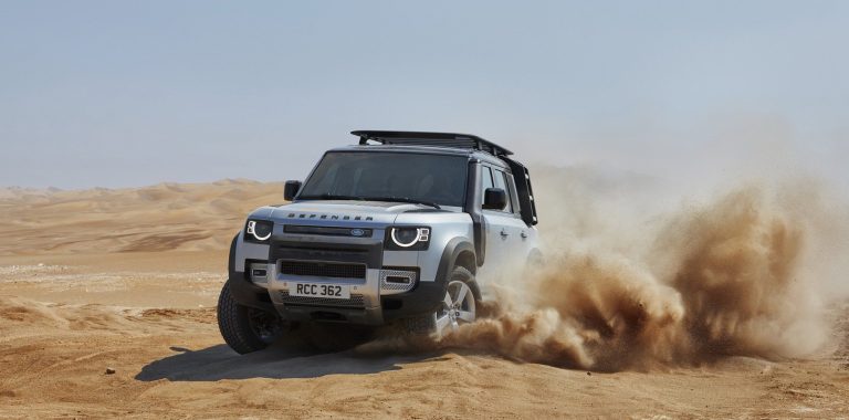 El Land Rover Defender podría recibir una variante SVR con motor BMW