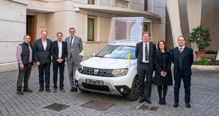 Dacia Duster 4×4: El nuevo Papamóvil, así es el coche del Papa Francisco