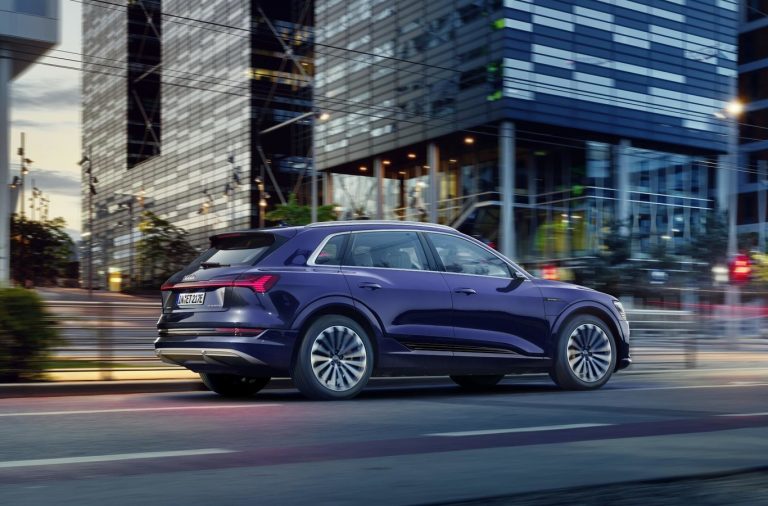 El Audi e-tron recibe una actualización y aumenta su autonomía con 25 km adicionales