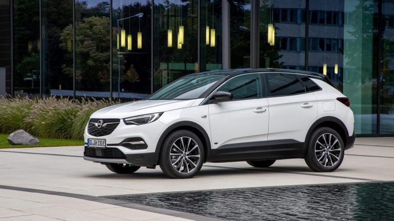 El Opel Grandland X PHEV ya está disponible con tracción delantera y 57 km de autonomía eléctrica