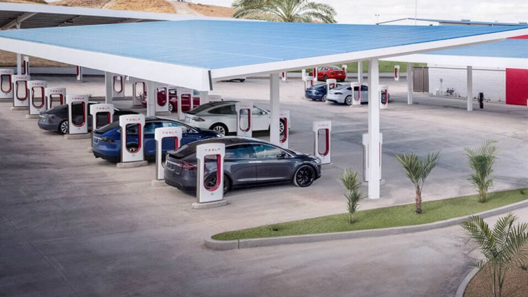 Los primeros Superchargers V3 de Tesla llegan a Europa: Cinco minutos bastarán para cubrir 120 km