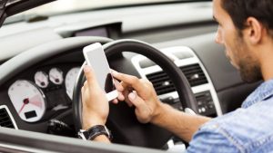 Llegan los primeros radares que podrán detectar si usas el móvil al volante… ¡incluso de noche!