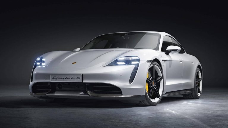 Bill Gates se compra su primer coche eléctrico: Un Porsche Taycan, y a Elon Musk no le ha gustado nada