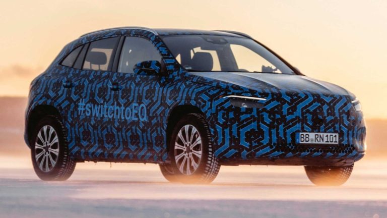 Primer vistazo al nuevo Mercedes EQA: así se mueve en la nieve