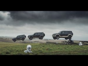 Land Rover pone contra las cuerdas al Defender 2020 en su último anuncio