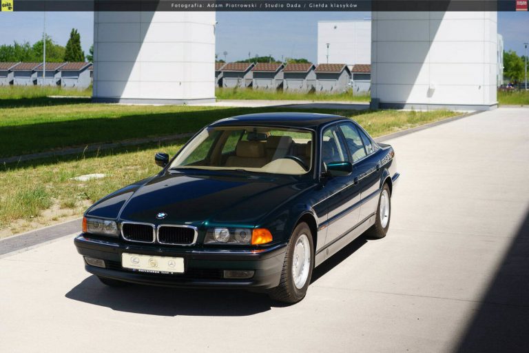 Este BMW 740i E38 de 1998 ha permanecido sin estrenar en una cápsula del tiempo… y se ha vendido por 120.050 euros