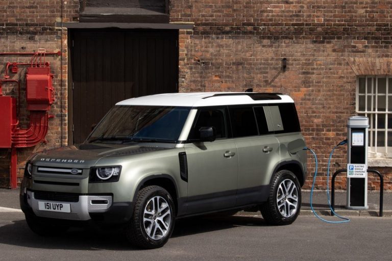 El Land Rover Defender recibe la versión híbrida P400e