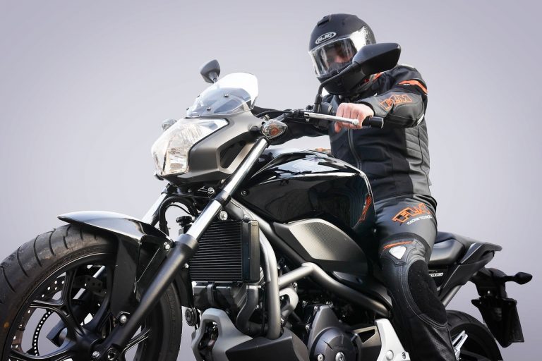 Monos de moto de cordura y de cuero, ¿cuál elegir?