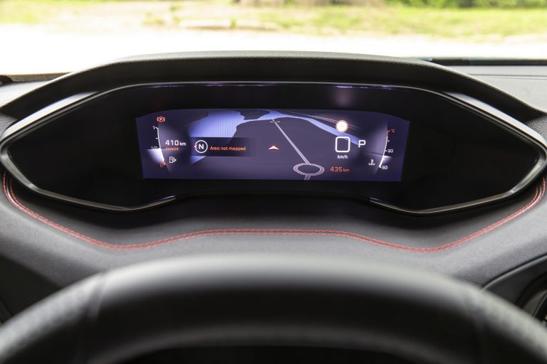 Peugeot ha tenido que prescindir del cuadro digital debido a la escasez de chips semiconductores
