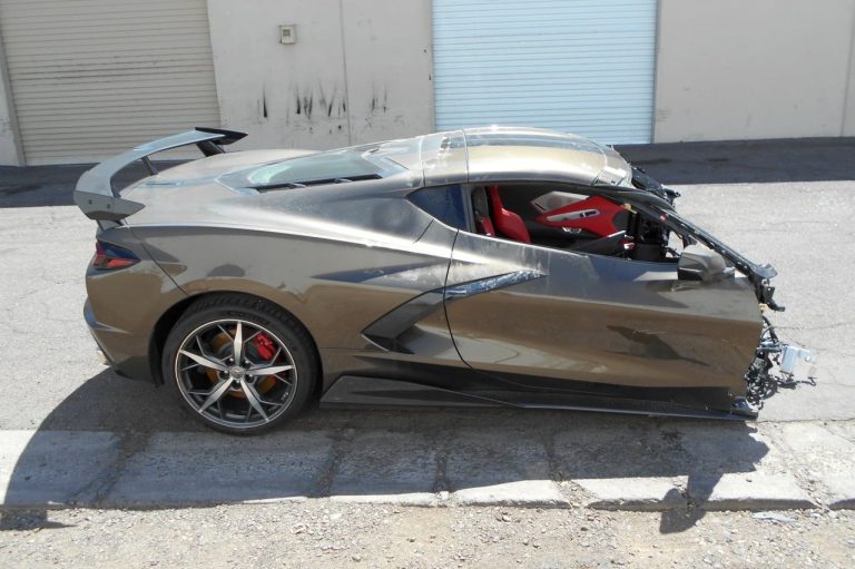 Este Corvette C8 Stingray está a la venta, pero tiene un gran problema: está partido en dos